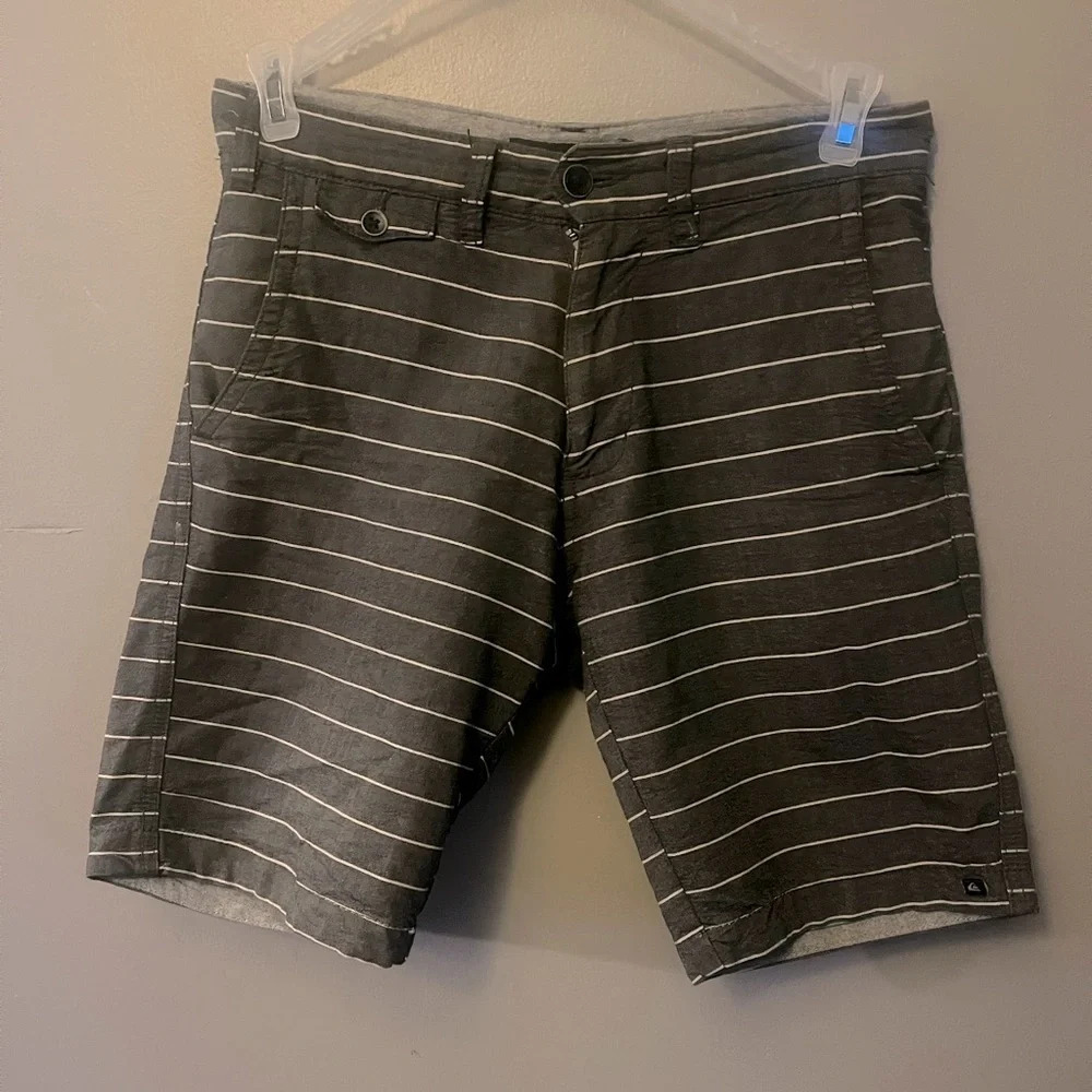 QUIKSILVER shorts - charcoal gray striped men’s